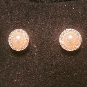 Elegant Pearl Stud Earrings with Silver Gemstone Outline